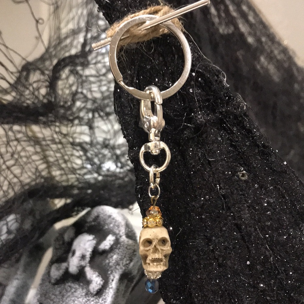 Glam-skull Keychain - Picture 3 of 6